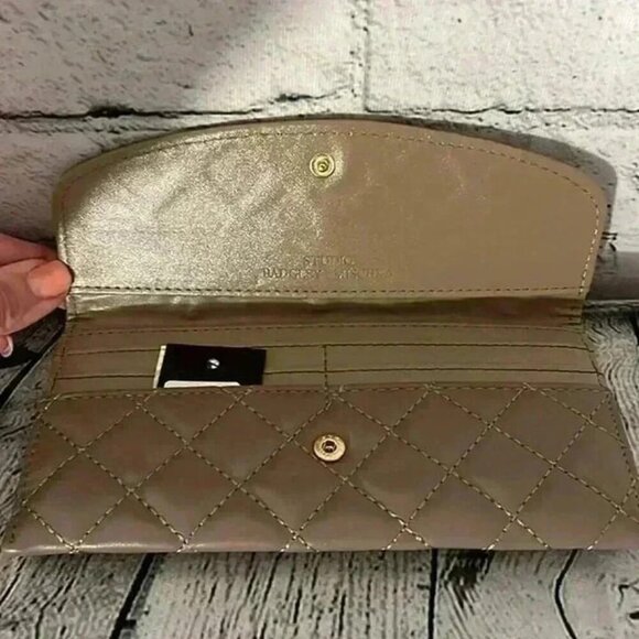 Badgey Mischka Studio Quilted Wallet Clutch Taupe Billfold Purse New with Tag‎ - Picture 4 of 7